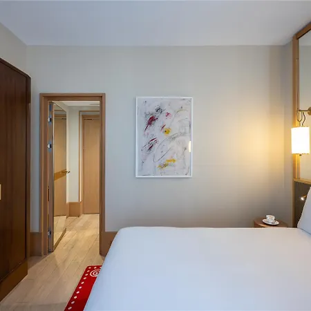 Le Belgrand Champs Elysees Tapestry By Hilton Paryż